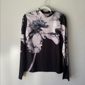 Long sleeve Mock neck shirt with floral design Elastane blended material.